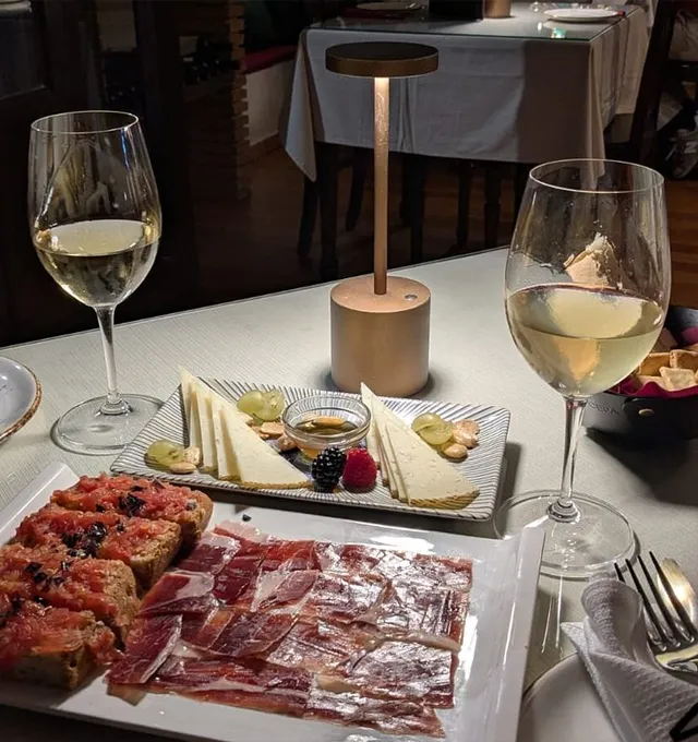 Pura Cepa table with white wine glasses